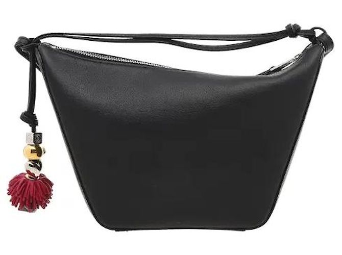 Loewe O couro de bezerro flexível harmoniza-se com a silhueta icónica Hammock para um toque sofisticado. A forma tridimensional do couro macio destaca-se, e a silhueta que naturalmente - vista 2