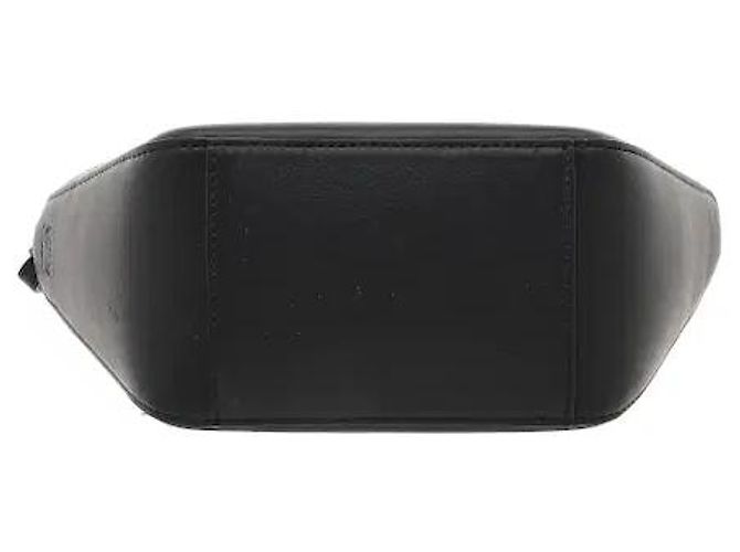 Loewe O couro de bezerro flexível harmoniza-se com a silhueta icónica Hammock para um toque sofisticado. A forma tridimensional do couro macio destaca-se, e a silhueta que naturalmente - vista 3
