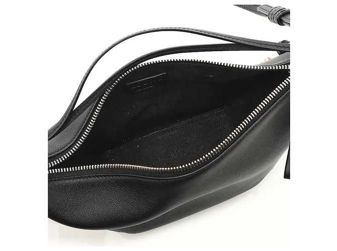 Loewe O couro de bezerro flexível harmoniza-se com a silhueta icónica Hammock para um toque sofisticado. A forma tridimensional do couro macio destaca-se, e a silhueta que naturalmente - vista 5