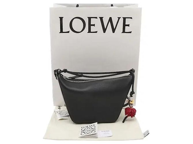 Loewe O couro de bezerro flexível harmoniza-se com a silhueta icónica Hammock para um toque sofisticado. A forma tridimensional do couro macio destaca-se, e a silhueta que naturalmente - vista 7
