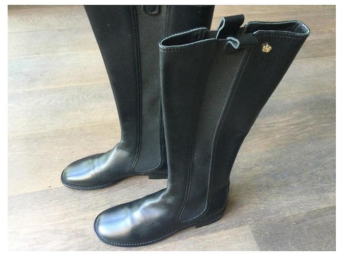 Botas altas Chanel en cuero negro - vista 5