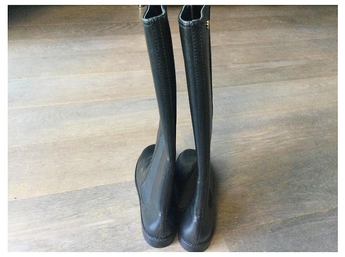 Botas altas Chanel en cuero negro - vista 7