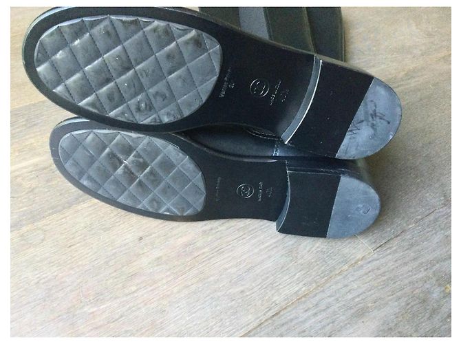 Botas altas Chanel en cuero negro - vista 8