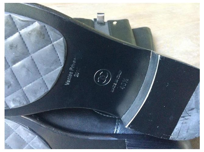 Botas altas Chanel en cuero negro - vista 9
