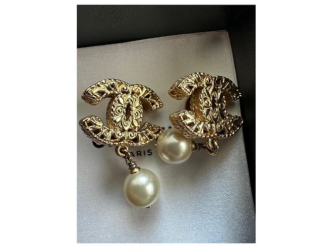Orecchini Chanel CC Logo con Goccia di Perla D'oro - vista 2