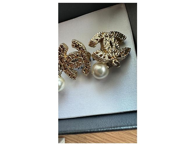 Orecchini Chanel CC Logo con Goccia di Perla D'oro - vista 5