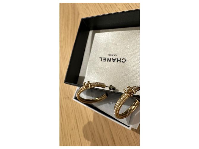 Orecchini a cerchio Chanel CC Perle Bianco D'oro - vista 4
