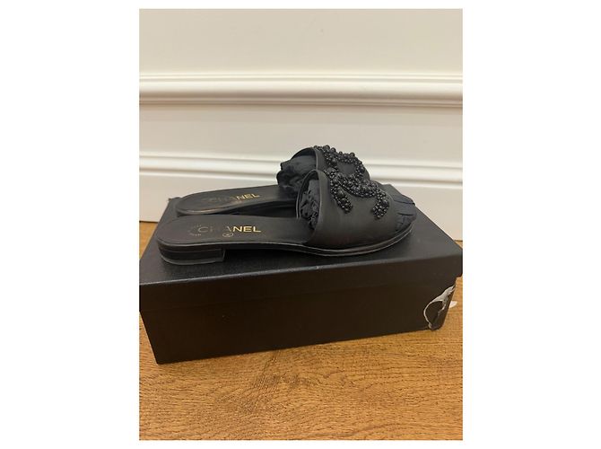 Chanel Ciabatte in pelle con decorazioni CC Nero - vista 2