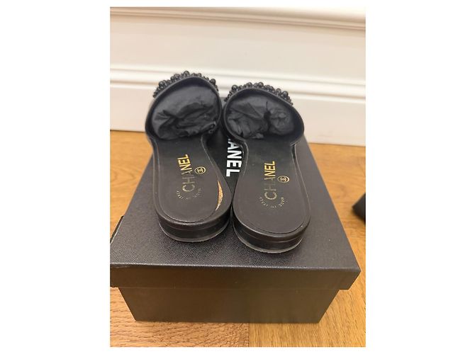 Chanel Ciabatte in pelle con decorazioni CC Nero - vista 3