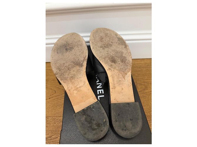 Chanel Ciabatte in pelle con decorazioni CC Nero - vista 4