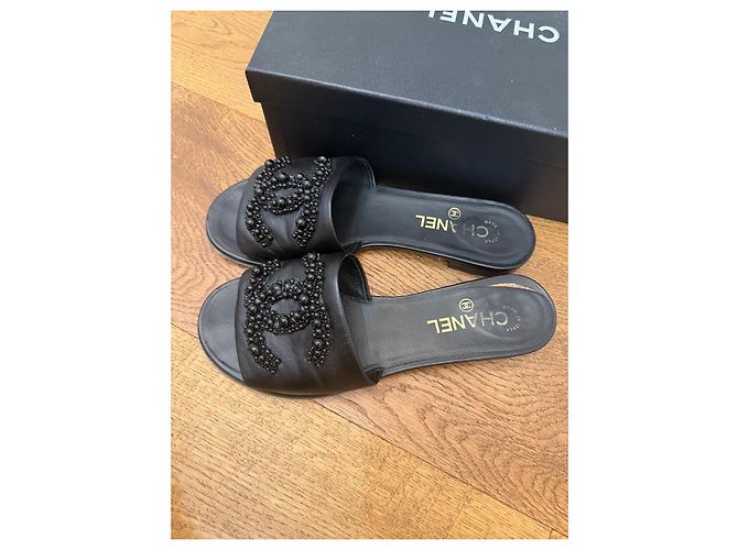 Chanel Ciabatte in pelle con decorazioni CC Nero - vista 5