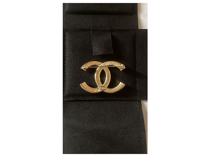 Broche Logo CC Chanel Negro Gold hardware - vista 10