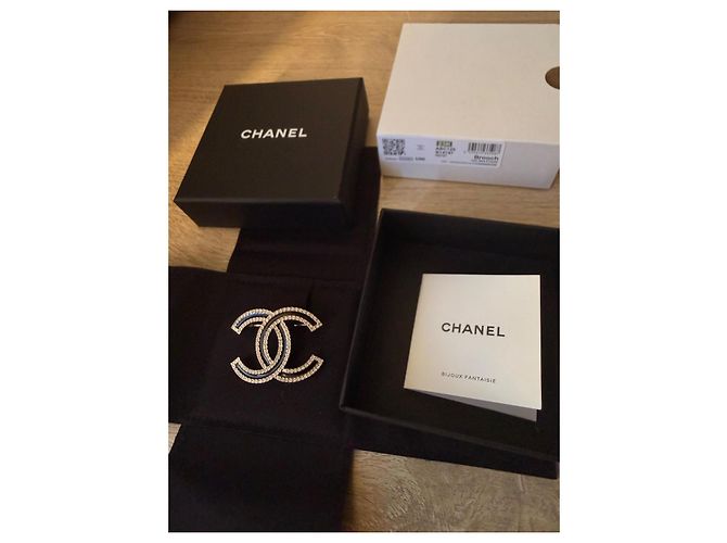Broche Logo CC Chanel Negro Gold hardware - vista 2