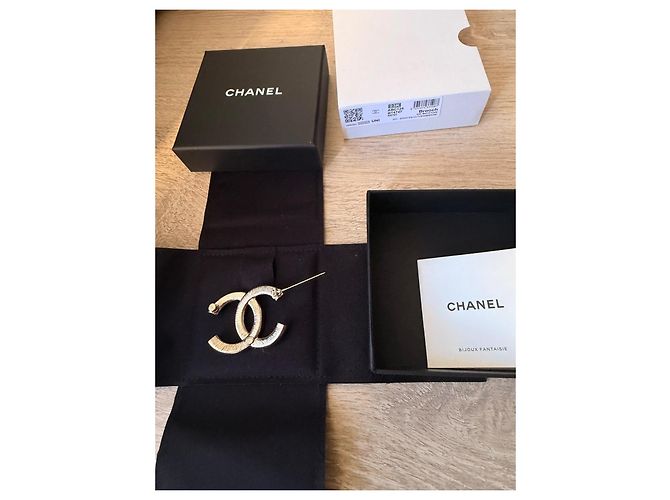 Broche Logo CC Chanel Negro Gold hardware - vista 3