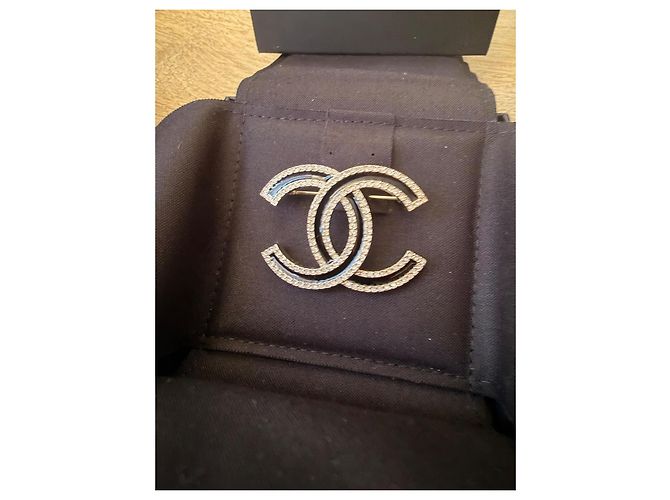 Broche Logo CC Chanel Negro Gold hardware - vista 4