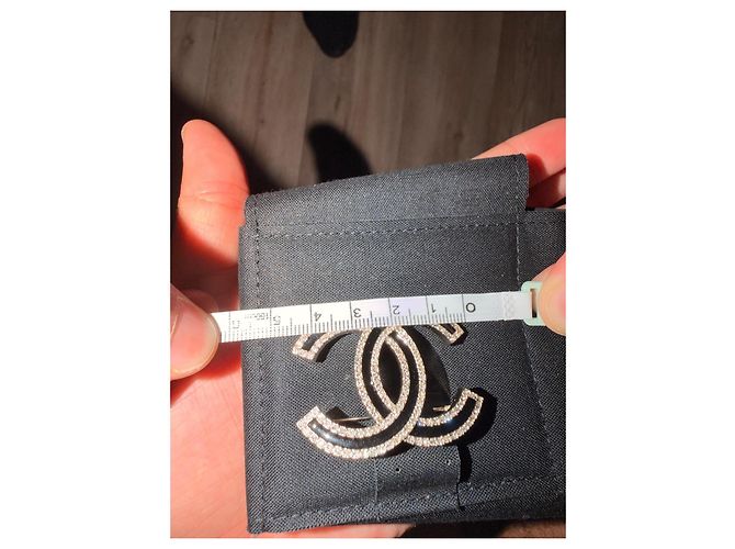 Broche Logo CC Chanel Negro Gold hardware - vista 5