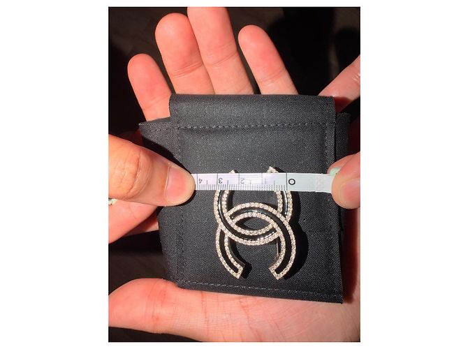 Broche Logo CC Chanel Negro Gold hardware - vista 6
