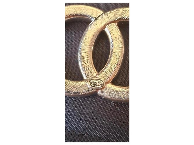 Broche Logo CC Chanel Negro Gold hardware - vista 7