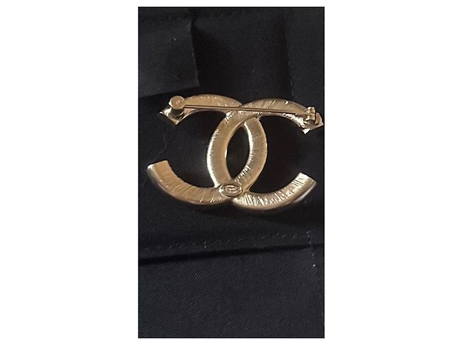 Broche Logo CC Chanel Negro Gold hardware - vista 8