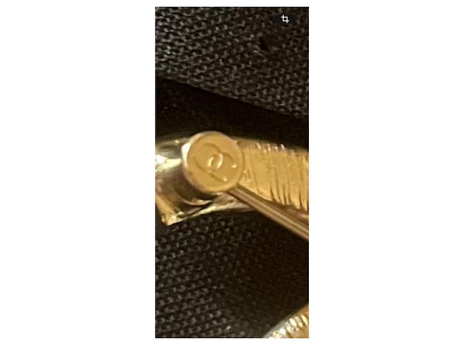 Broche Logo CC Chanel Negro Gold hardware - vista 9