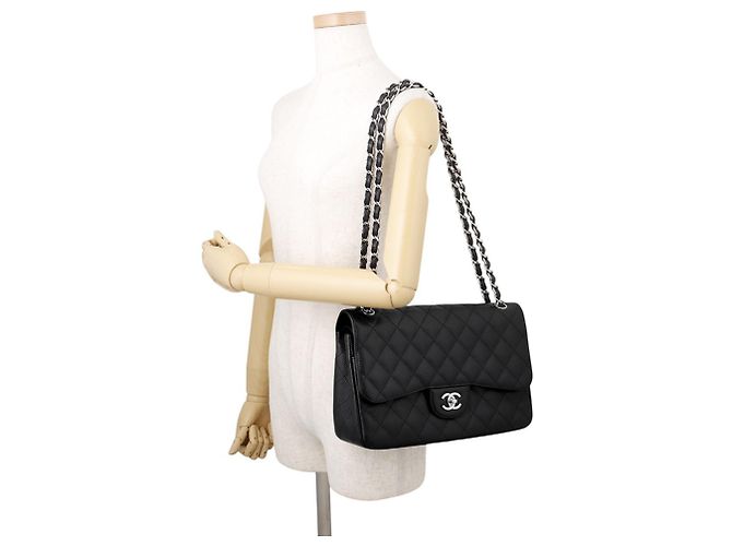 Borsa a tracolla con catena Chanel in vitello martellato nero - vista 4