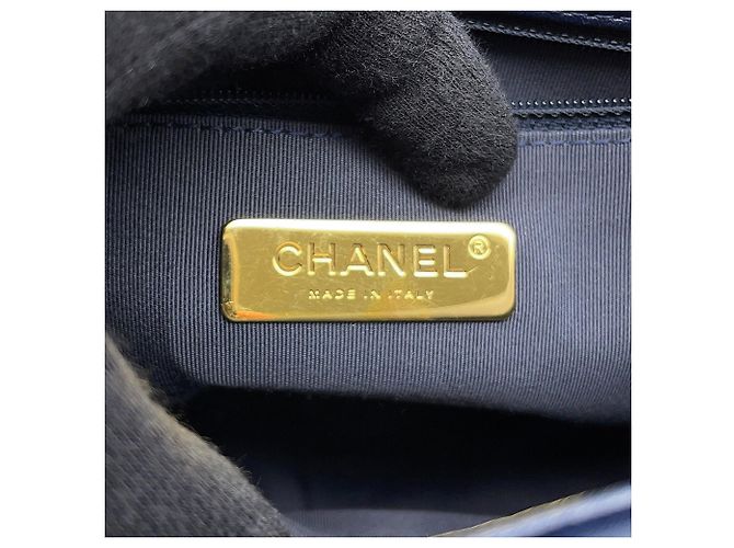 Chanel Schultertasche mit Kette CHANEL19 Marineblau - Ansicht 17