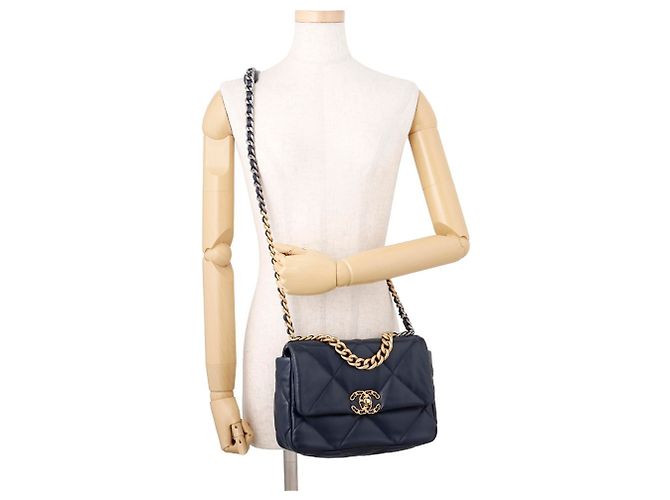 Chanel Schultertasche mit Kette CHANEL19 Marineblau - Ansicht 4
