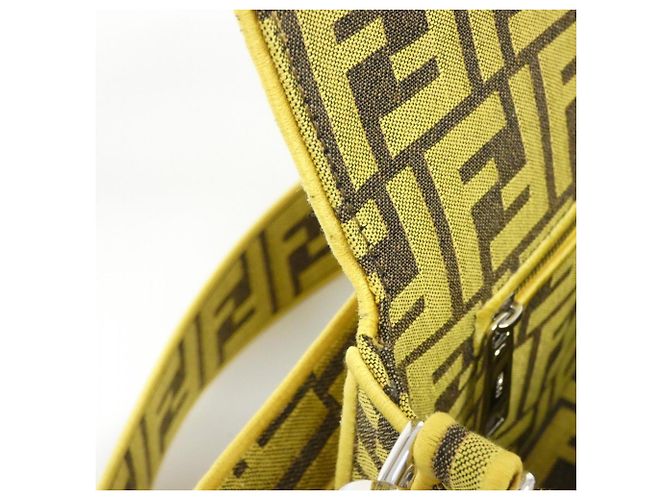 Borsa a spalla Fendi Baguette 8BR600 AR1Y Giallo - vista 8