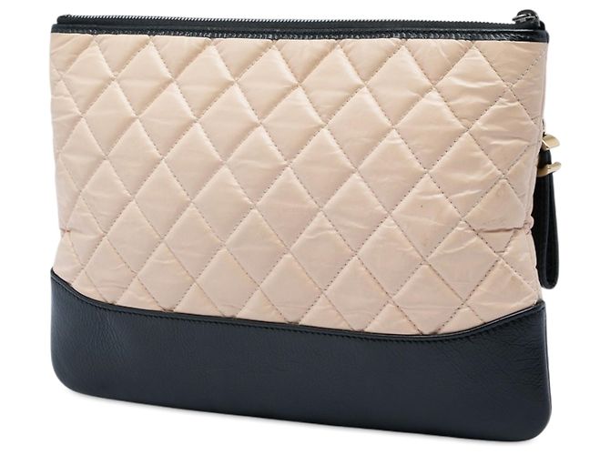 Pochette Chanel Gabrielle O Case en cuir de veau vieilli matelassé bicolore beige taille Medium - vue 2