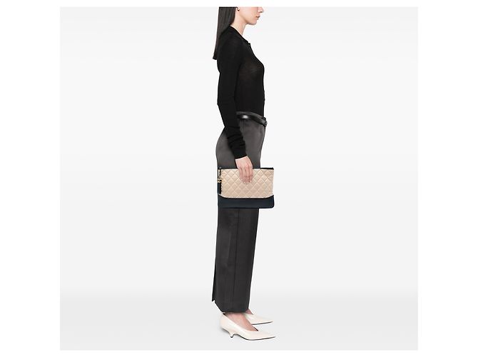 Pochette Chanel Gabrielle O Case en cuir de veau vieilli matelassé bicolore beige taille Medium - vue 5