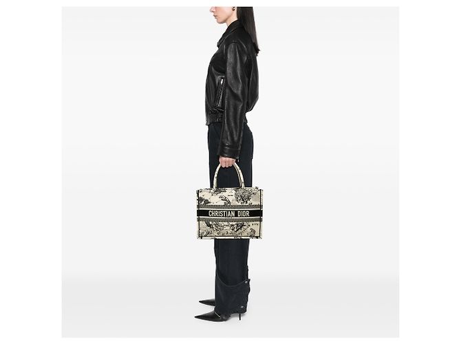 Autre Marque Bolso Book Tote Dior Medium de lona bordada Zodiac Toile De Jouy Blanco - vista 6