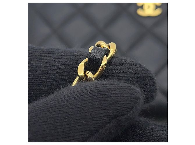 Portefeuille à chaîne Chanel Classic Matelassé Noir - vue 14