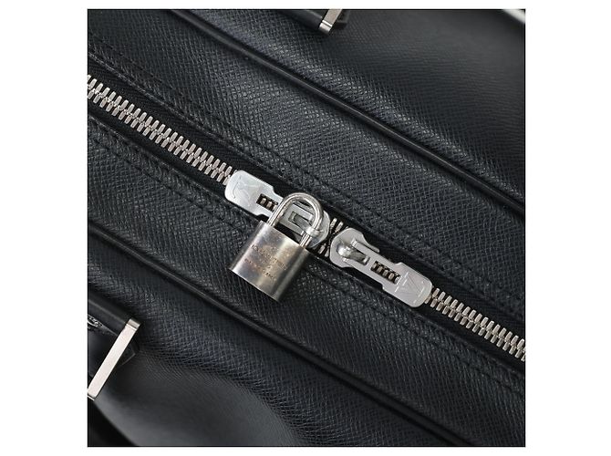 Borsa Boston Louis Vuitton in pelle Taiga Nero - vista 11