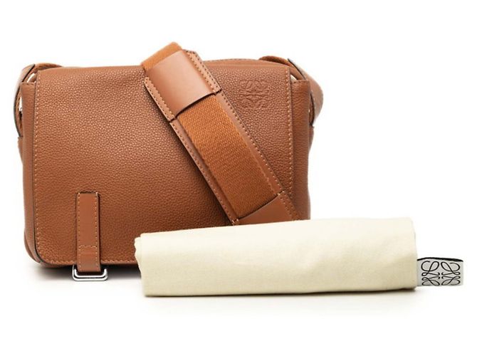 Borsa a tracolla militare Loewe Anagram Marrone - vista 8