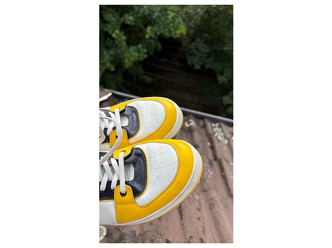 Louis Vuitton Sneakers Giallo Bianco Pelle Nero - vista 2