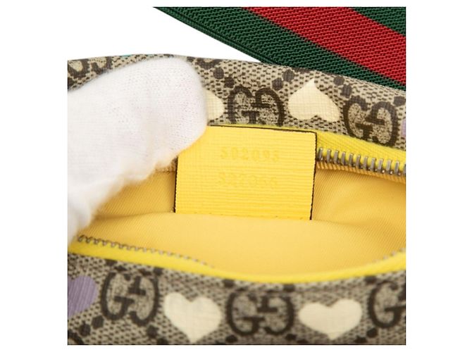 Bolsa de cintura infantil Gucci GG Supreme Heart Multicor Bege - vista 5