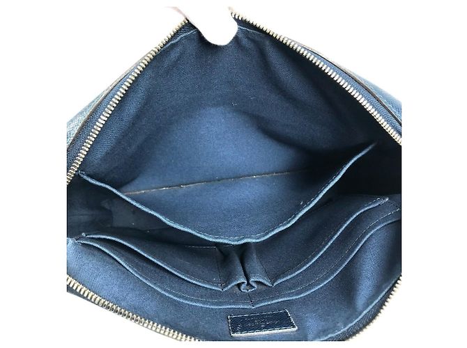Borsa Louis Vuitton Taiga Grigori Messenger PM Blu navy - vista 12