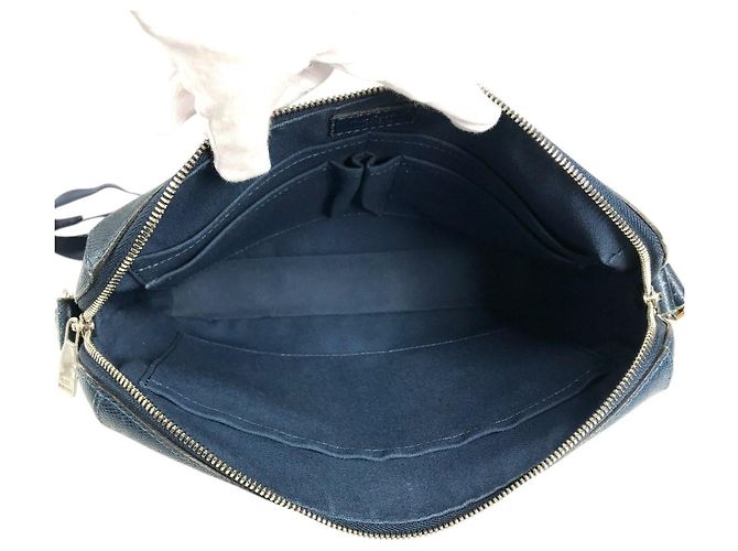 Borsa Louis Vuitton Taiga Grigori Messenger PM Blu navy - vista 13