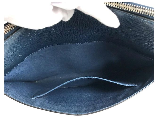 Borsa Louis Vuitton Taiga Grigori Messenger PM Blu navy - vista 14