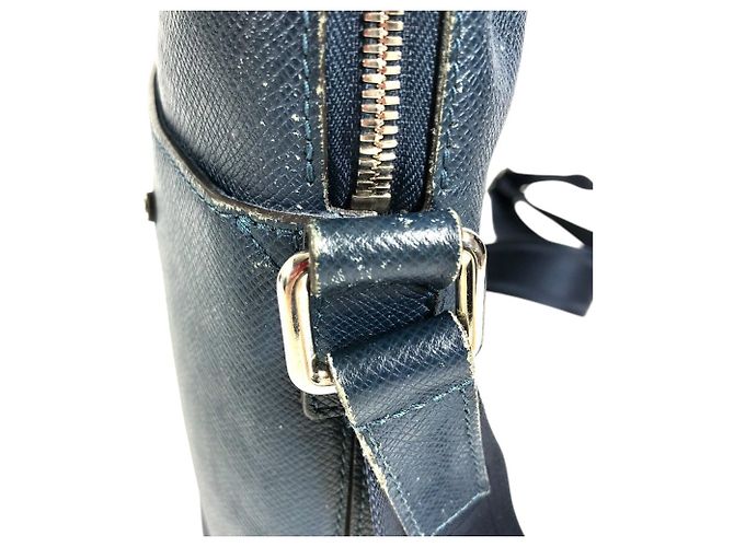 Borsa Louis Vuitton Taiga Grigori Messenger PM Blu navy - vista 16