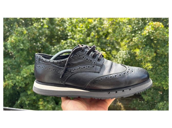 Prada Schwarze Leder Brogues mit dicker Sohle - Ansicht 10