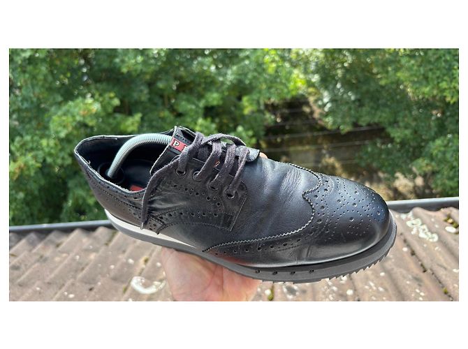 Prada Schwarze Leder Brogues mit dicker Sohle - Ansicht 11