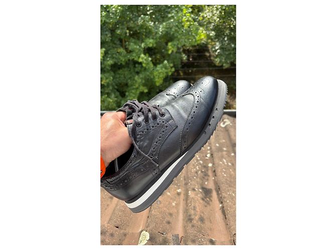 Prada Schwarze Leder Brogues mit dicker Sohle - Ansicht 2