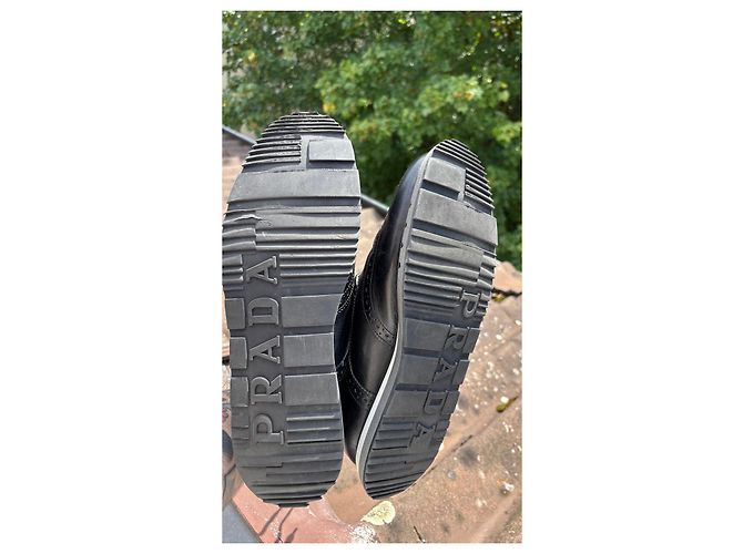 Prada Schwarze Leder Brogues mit dicker Sohle - Ansicht 6