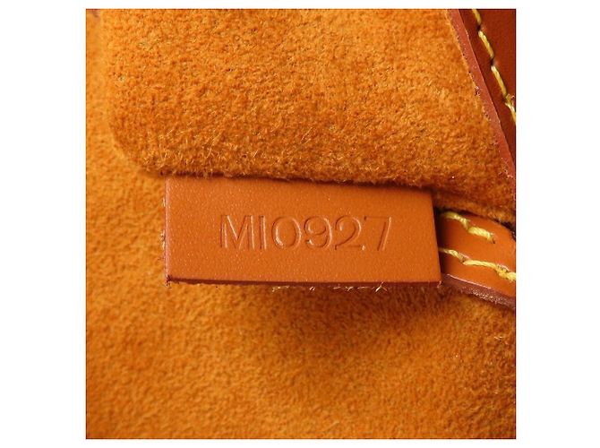 Borsa Louis Vuitton Epi Alma in Gold Cipango D'oro - vista 10