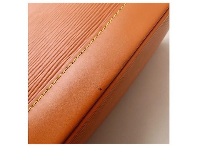 Borsa Louis Vuitton Epi Alma in Gold Cipango D'oro - vista 17