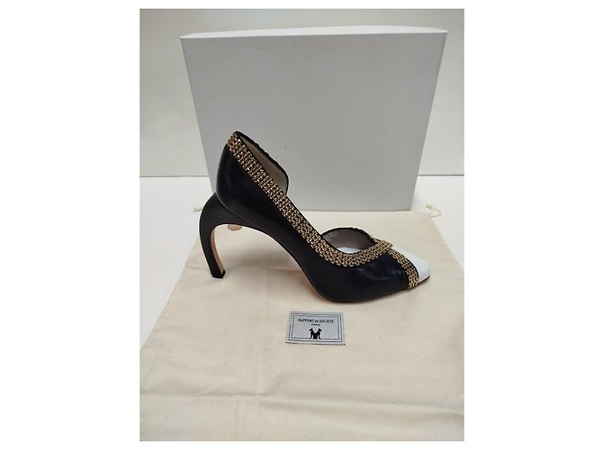 Autre Marque Rapport de Société Décolleté in pelle nero e bianco con catena dorata D'oro - vue 3