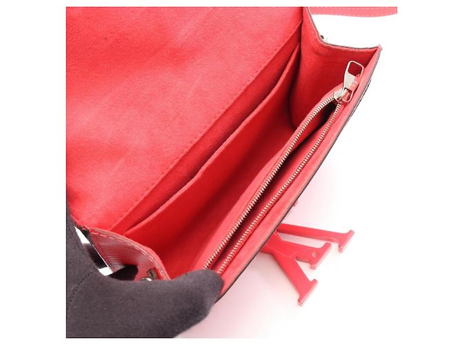 Louis Vuitton Pochette Louise PM Epi Leather Borsa a tracolla rossa Rosso - vista 3