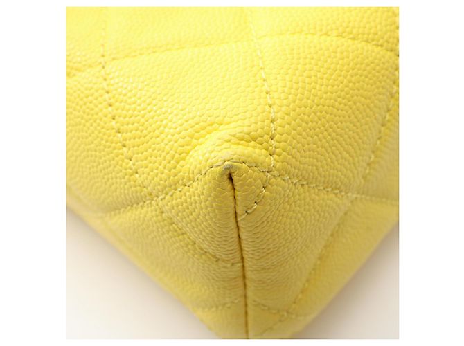Picca borsa vanity Chanel Matelassé in giallo - vista 10