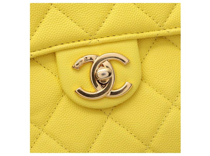 Picca borsa vanity Chanel Matelassé in giallo - vista 11